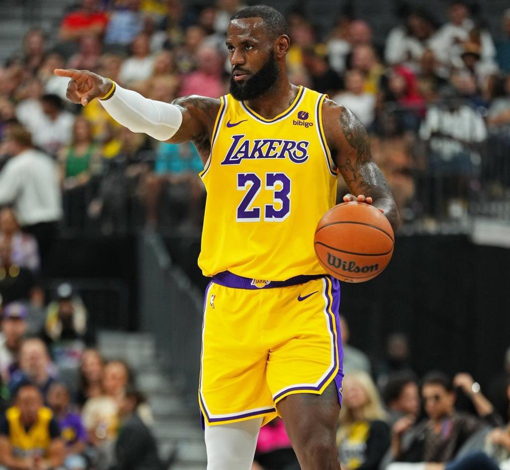Pasion_Basket2's tweet photo. Si esta noche Los Ángeles Lakers ganan a los Denver Nuggets, actuales campeones, vamos a estar regalando esta camiseta de LeBron James entre todos los que deis RT a este tweet y me sigáis a mi y a @NBAFutQuality

🤞🍀 https://t.co/T0u7Xrovri