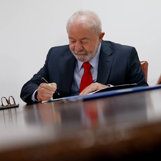 ATENÇÃO: o presidente Lula enviou para o congresso o projeto de lei que faz ajustes do Novo Ensino Médio. O ensino será integral, com carga horária total de 2.400 horas. As disciplinas tradicionais como Química, Física, Biologia, Geografia e História VOLTARÃO para a formação