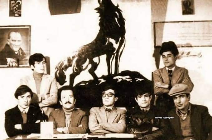 ✓ Nobel Ödüllü Bir Ülkücü ~ Aziz Sancar

- İstanbul Üniversitesi Tıp Fakültesinde eğitim gördüğü yıllarda etkin bir şekilde Beşiktaş Ülkü Ocakları teşkilatlarında yer alan dünyaca ünlü Prof. Dr Aziz Sancar'a ait fotoğraflar..
Hemen arkasındaki ise aynı üniversitede İnşaat Müh.