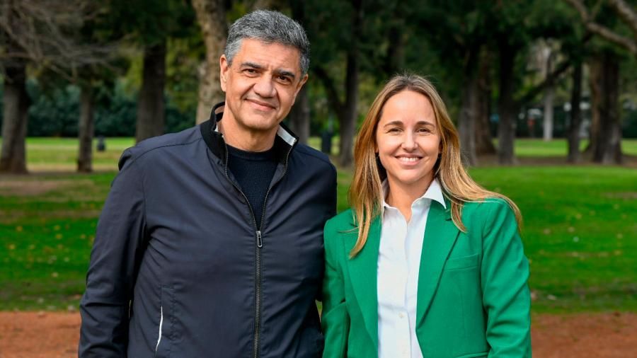 VidaJusLibertad's tweet photo. Desde @radicalesxarg felicitamos a @jorgemacri y @claramuzzio trabajamos mucho para lograr una ciudad que abrace a cada vecino y lo seguiremos haciendo 💪 https://t.co/xWC7sKgxdK