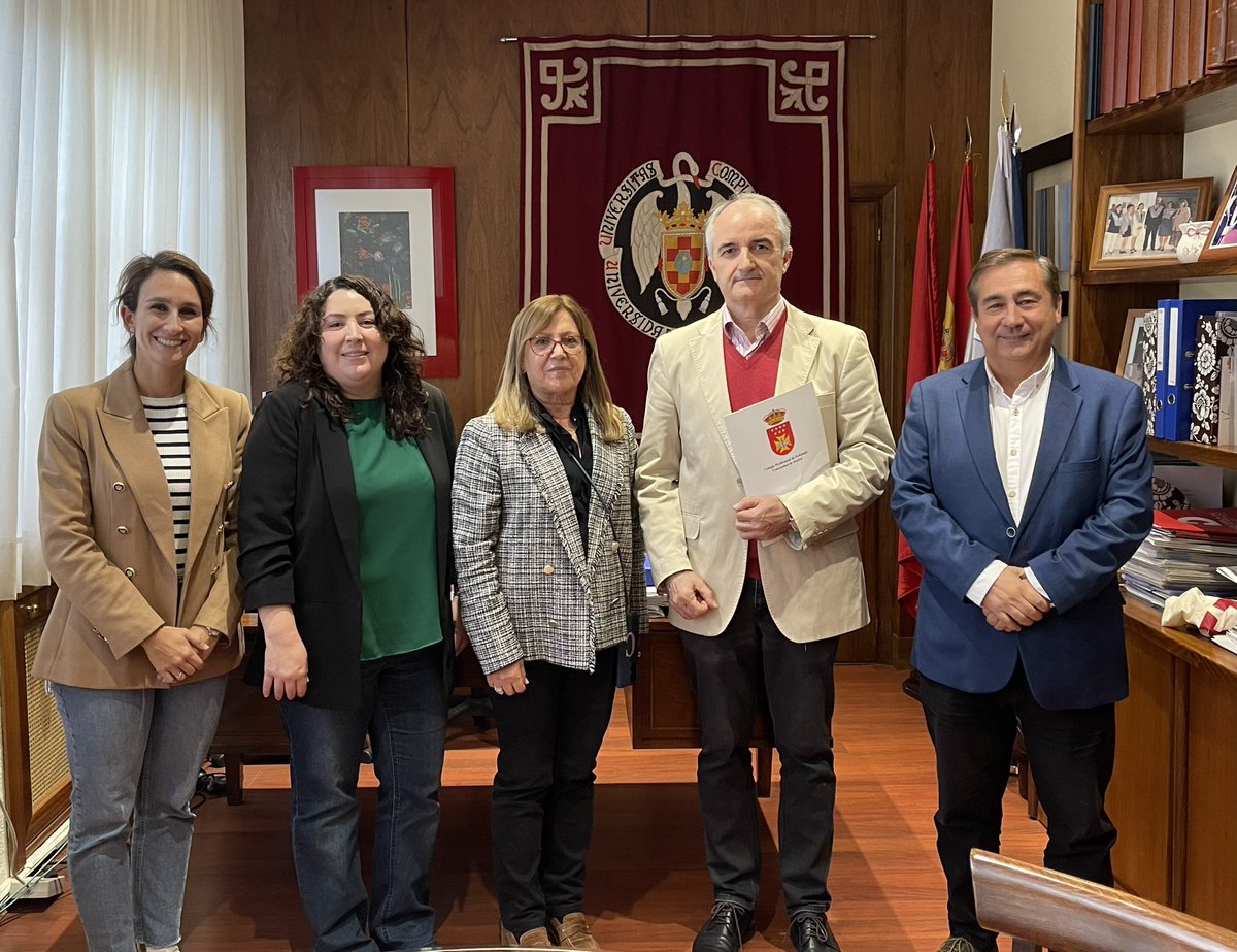 Representantes de @ICOPOMA se han reunido con el Decanato de la <a href="/FacultadEFP_UCM/">Facultad Enfermería, Fisioterapia y Podología UCM</a> para trabajar en la elaboración un convenio de colaboración entre ambas instituciones, cuyo objetivo es promover y para potenciar la #docencia, #investigación y #prácticapodológica