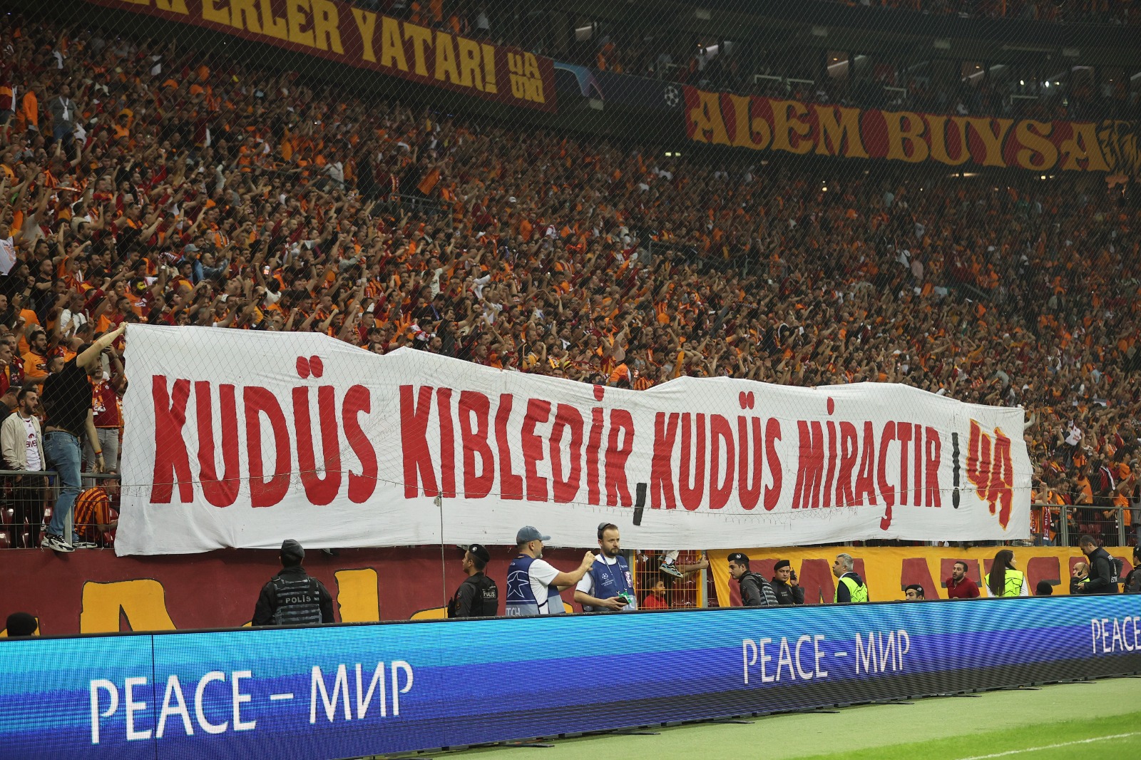 Arzu on X: "Galatasaray'dan Filistin pankartı: Kudüs özgür değilse dünya  tutsaktır.. ! UEFA Şampiyonlar Ligi A Grubu'nda Galatasaray ile Bayern  Münih takımları RAMS Park'ta karşılaştı. Galatasaraylı taraftarlar Filistin'e  destek pankartı açtı ...