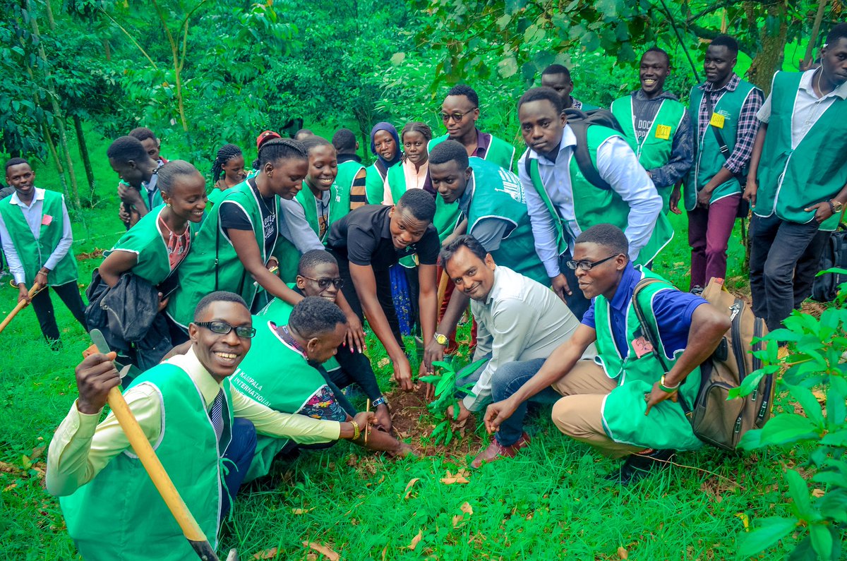 KIUPSAofficial's tweet photo. Day 2 :PHARMACY Week 📍 Activity Two ↙️↘️🔻⬇️👇
We were joined by the Dean , School of Pharmacy Prof. Viswanathasetty Veerabhadrappa kasturi in medicinal plants awareness . Together we also planted different new species in our garden and maintenance was done on the existing ones. https://t.co/Q0OCOl945s