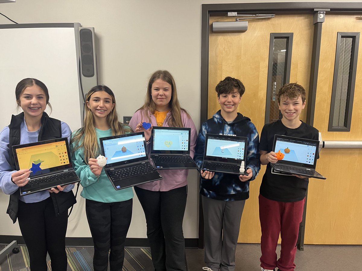D12MrsDeForest's tweet image. From Tinkercad to finished products! Students designed a 3D keychain, pumpkin, and snowman. Then they each picked one to print! #ProudToBeD12 #tinkercad #makerbot