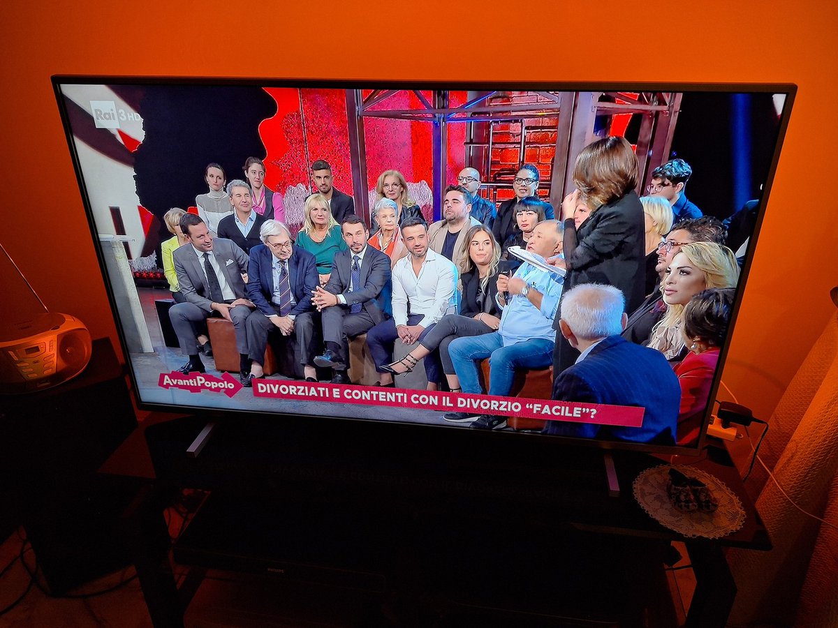 Rai3, altro che Avanti popolo. Siamo in piena Indietro tutta. Non solo propaganda, ma pieno Medioevo. Sconcertante! #Giambruno  #goliardate #simpaticone #sessismo