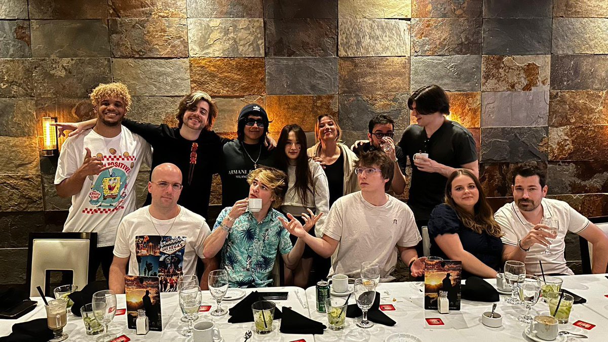 LAS VEGAS!!! 🎰🎲 I love all of these people so much (i need them to lend me money) and I miss them all even more (i gambled away all of my assets)🥹💚