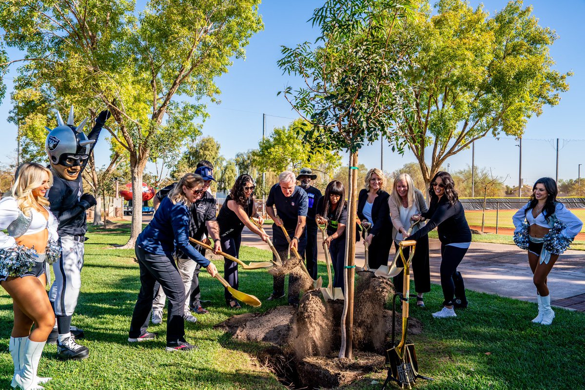 The Super Bowl shovel has officially arrived in Las Vegas! Let the greening continue. 🌳🌴🌱 @lvsuperbowlhc