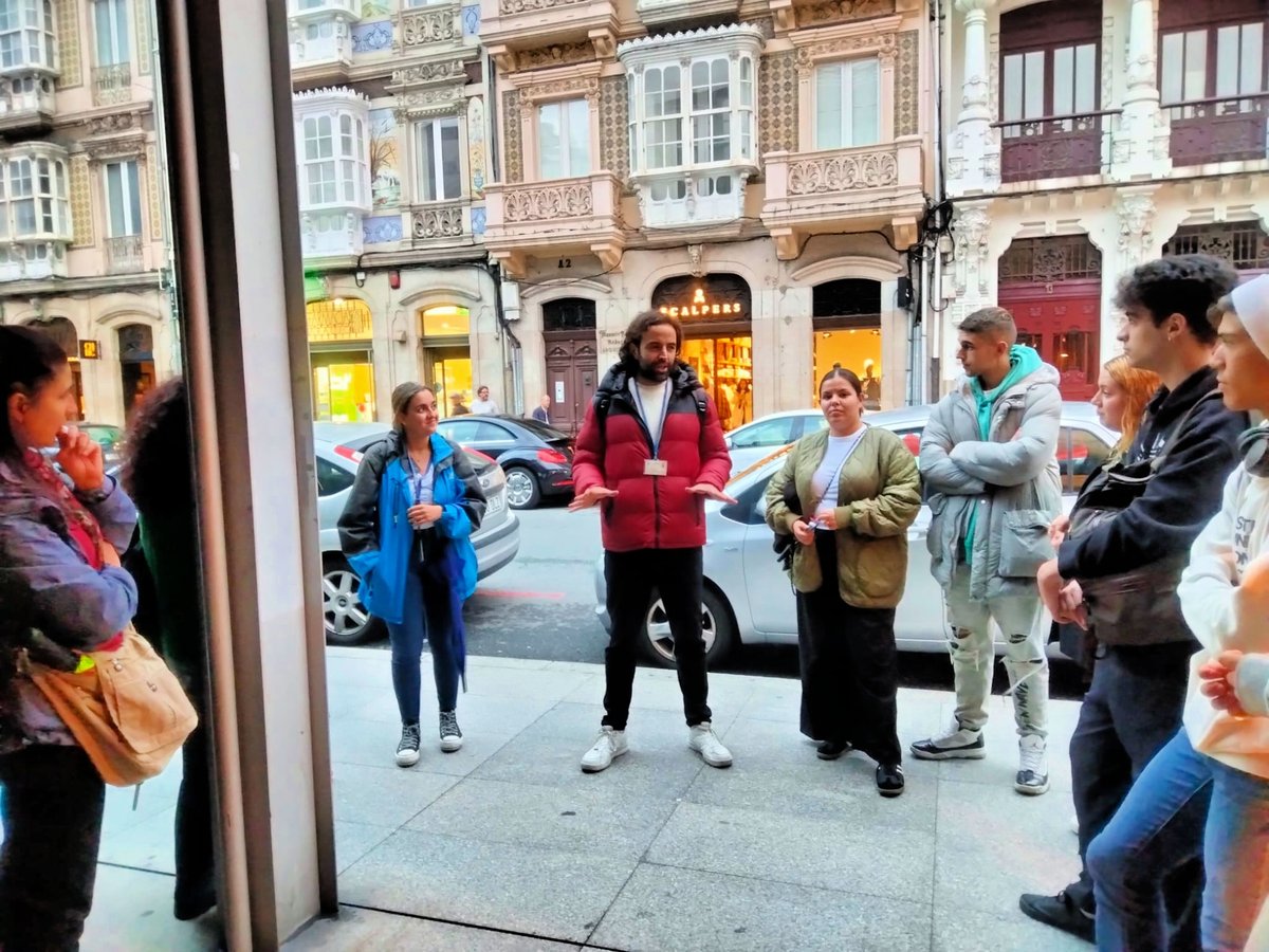 Xenial experiencia visitando por segunda vez ao alumnado dos ciclos formativos de Turismo do Instituto Eusebio da Guarda da Coruña. Este ano compartindo encontro e guiando pola cidade con Noelia (Guías Bierzo), Aida <a href="/cascarilleiros/">Cascarilleiros</a> e Jose (77 Turismo de Betanzos)