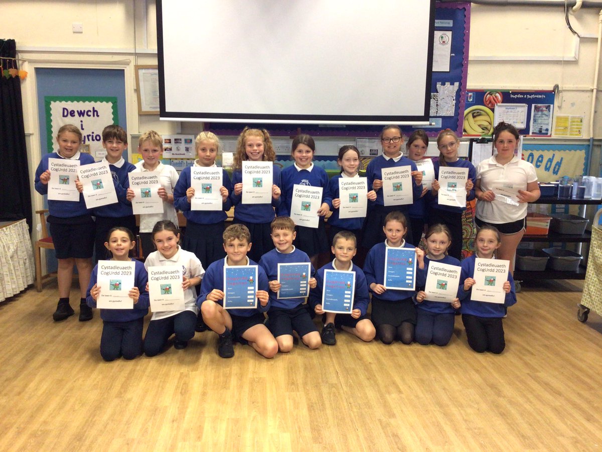 pantpastynog's tweet photo. Da iawn pawb gymerodd rhan yng nghystadleuaeth CogUrdd eleni.  Pob lwc i Lliwen yn y rownd Rhanbarthol. Well done to everyone who took part in the CogUrdd competition this year. Best of luck to Lliwen in the Regional round. 👏@UrddDinbych @cyfoeth_enrich @StAsaphDiocese @CinioT https://t.co/tip9ZxlaaW