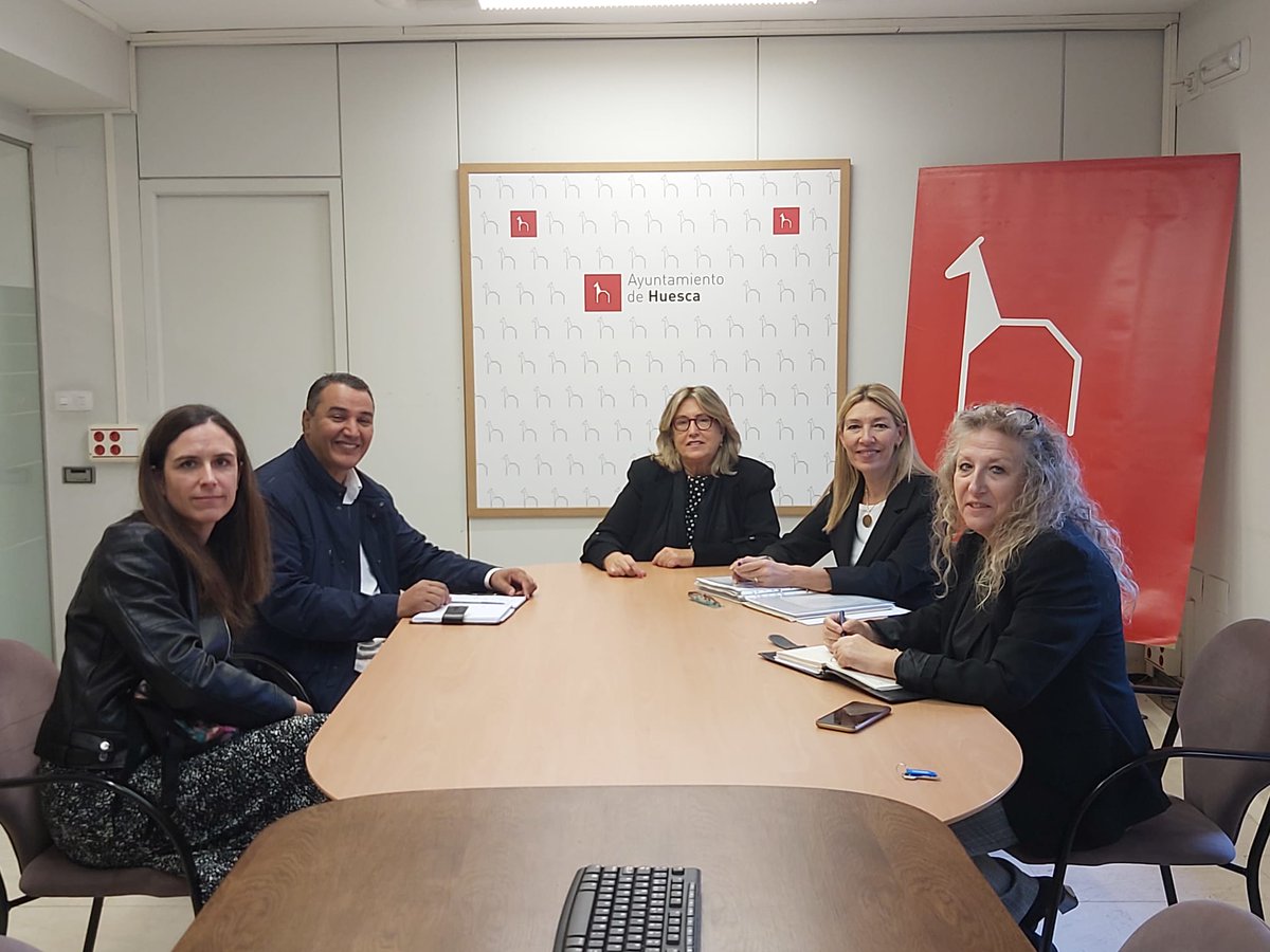 Reunión en el <a href="/aytohuesca/">Ayuntamiento de Huesca</a>  con presencia del Delegado saharaui en Aragón, Yahya Edjil y las concejalas Marta Escartin y Susana Olivan. Se ha informado sobre los proyectos que desarrolla Alouda  así como explicado la situación actual de los campamentos y sus necesidades.