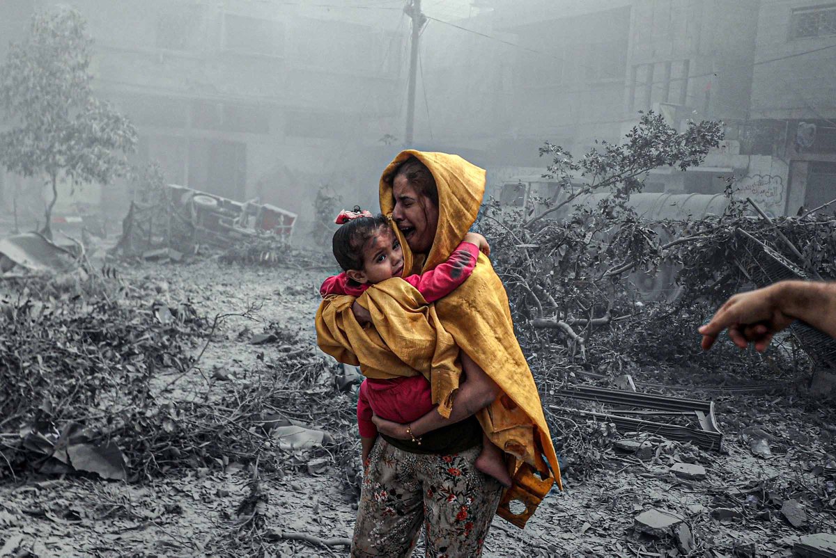 The scenes <a href="/alijadallah66/">Ali Jadallah 𓂆</a> photographed yesterday in Gaza were truly apocalyptic. And that hand.
