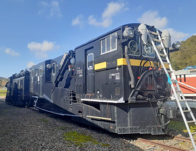 念願の三笠鉄道記念館に来ました 冬支度が始まっててブルーシート被せてる車両も多いですがそれでも眼福ですね