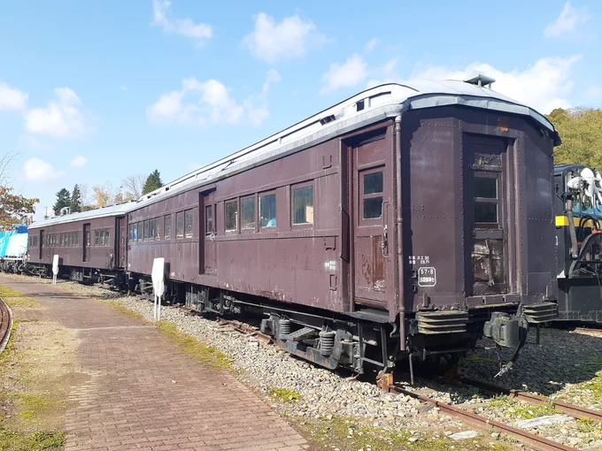 念願の三笠鉄道記念館に来ました 冬支度が始まっててブルーシート被せてる車両も多いですがそれでも眼福ですね