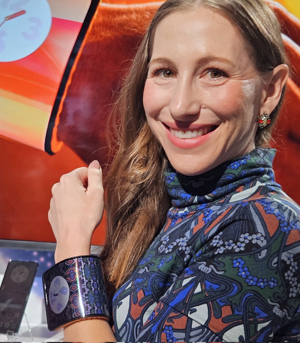 Motorola bandable concept phone is just another way to show how artificial intelligence will affect our life using an adaptive display. #LenovoTechWorld    #ArtificialInteligence