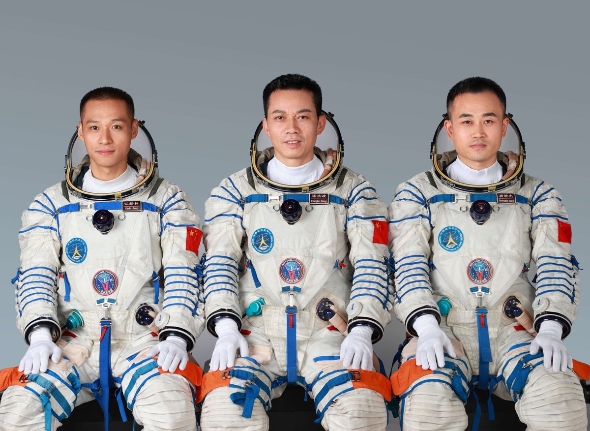 PDChinese's tweet photo. 【神舟十七號瞄準10月26日11時14分發射】據中國載人航天工程辦公室消息，經空間站應用與發展階段飛行任務總指揮部研究決定，瞄準北京時間10月26日11時14分發射神舟十七號載人飛船，執行飛行任務的航天員乘組由湯洪波、唐勝傑、江新林3名航天員組成，湯洪波擔任指令長。乘組包括1名第二批航天員和2名第三批航天員，是空間站建造任務啟動以來，平均年齡最小的航天員乘組。