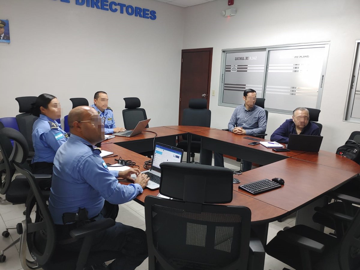 DTelematicaPNH's tweet photo. Los departamentos de Centro de Operaciones de Red y Conectividad están pendientes con monitoreo y sitios con redundancia junto a nuestros proveedores para mantener las comunicaciones y conexiones de red siempre estables #PoliciaNacional #SevirYProteger https://t.co/euOKZIZwPs