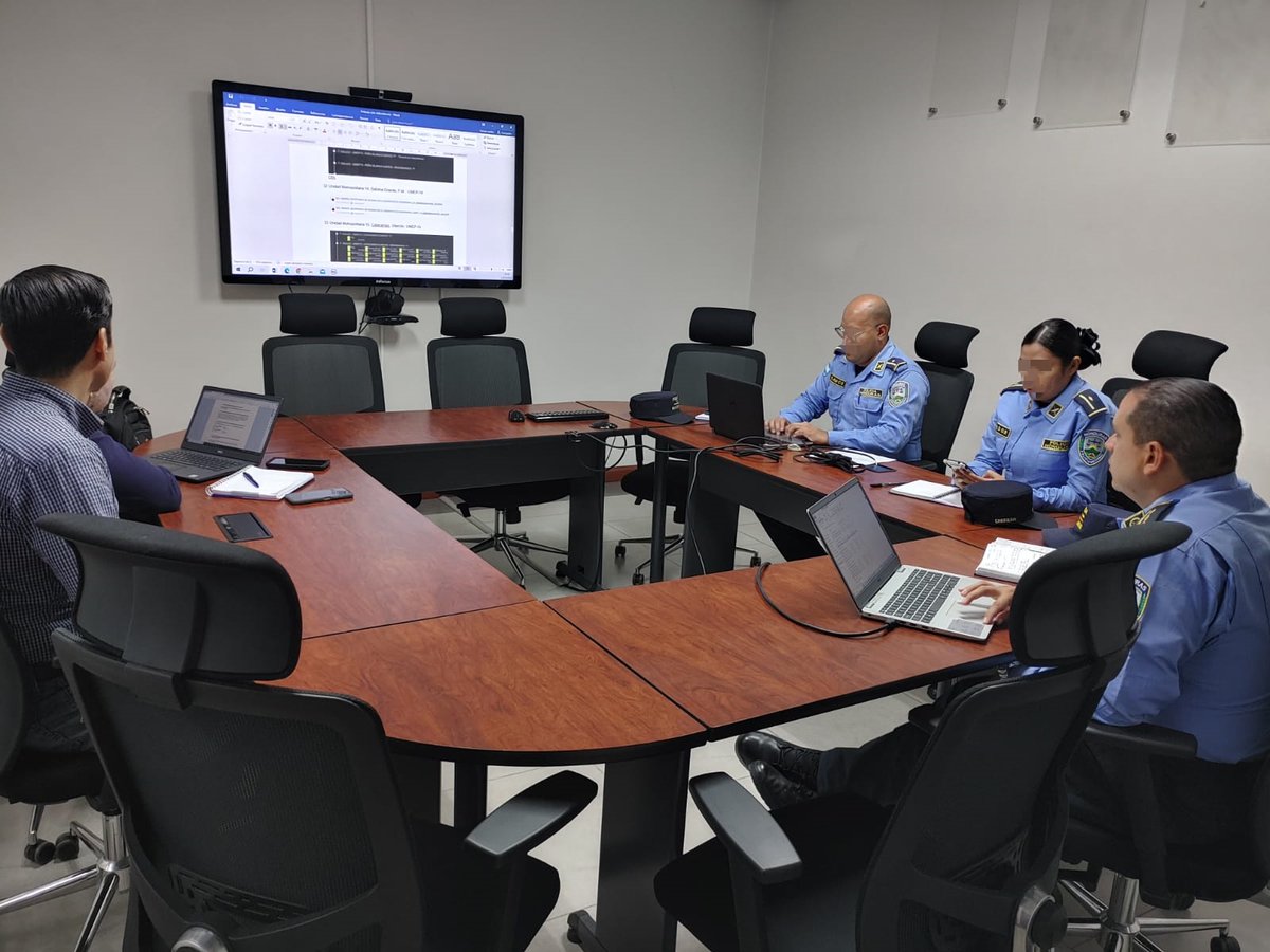 DTelematicaPNH's tweet photo. Los departamentos de Centro de Operaciones de Red y Conectividad están pendientes con monitoreo y sitios con redundancia junto a nuestros proveedores para mantener las comunicaciones y conexiones de red siempre estables #PoliciaNacional #SevirYProteger https://t.co/euOKZIZwPs