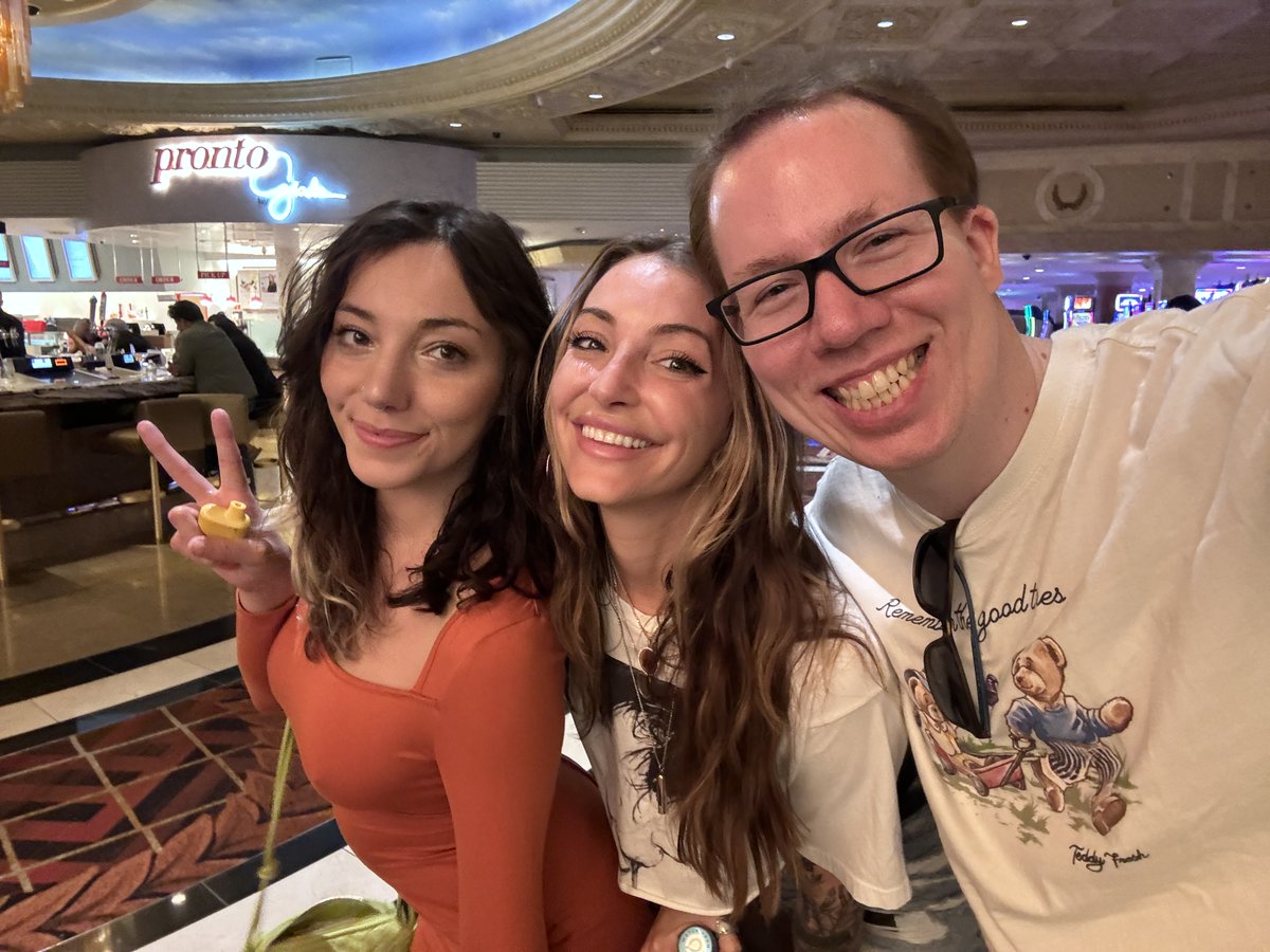 SubathonLive's tweet image. beyond happy our plans worked out.  from drinks with @Moonstreuxx and @Claytano to meeting up with @miss_angeliquew @jasonxanon and @orbpixel for a little gambling... great end to my night!  let's plan something though, and not wait a whole year again.