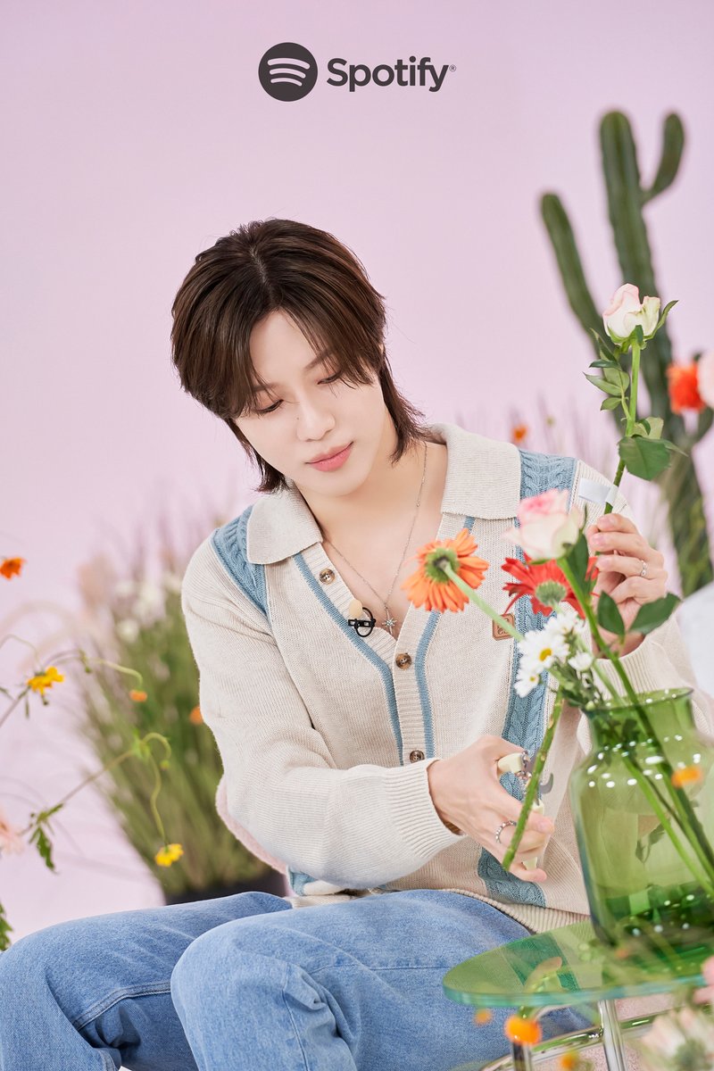SpotifyKpop's tweet photo. the first two photos are giving “she loves me, she loves me not” sweet flower boy energy and we’re very here for it

get ready for lots of TAEMIN content coming your way this week on our YouTube channel! @SHINee  https://t.co/jDWThu6bOx https://t.co/HNX92wZJYB