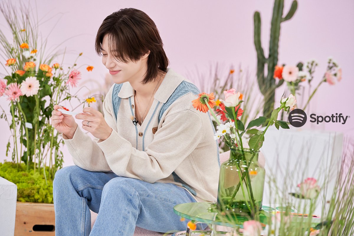 SpotifyKpop's tweet photo. the first two photos are giving “she loves me, she loves me not” sweet flower boy energy and we’re very here for it

get ready for lots of TAEMIN content coming your way this week on our YouTube channel! @SHINee  https://t.co/jDWThu6bOx https://t.co/HNX92wZJYB