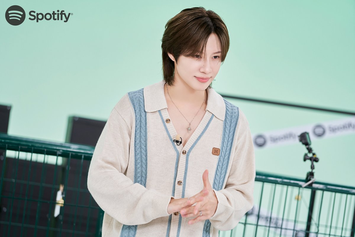 SpotifyKpop's tweet photo. the first two photos are giving “she loves me, she loves me not” sweet flower boy energy and we’re very here for it

get ready for lots of TAEMIN content coming your way this week on our YouTube channel! @SHINee  https://t.co/jDWThu6bOx https://t.co/HNX92wZJYB