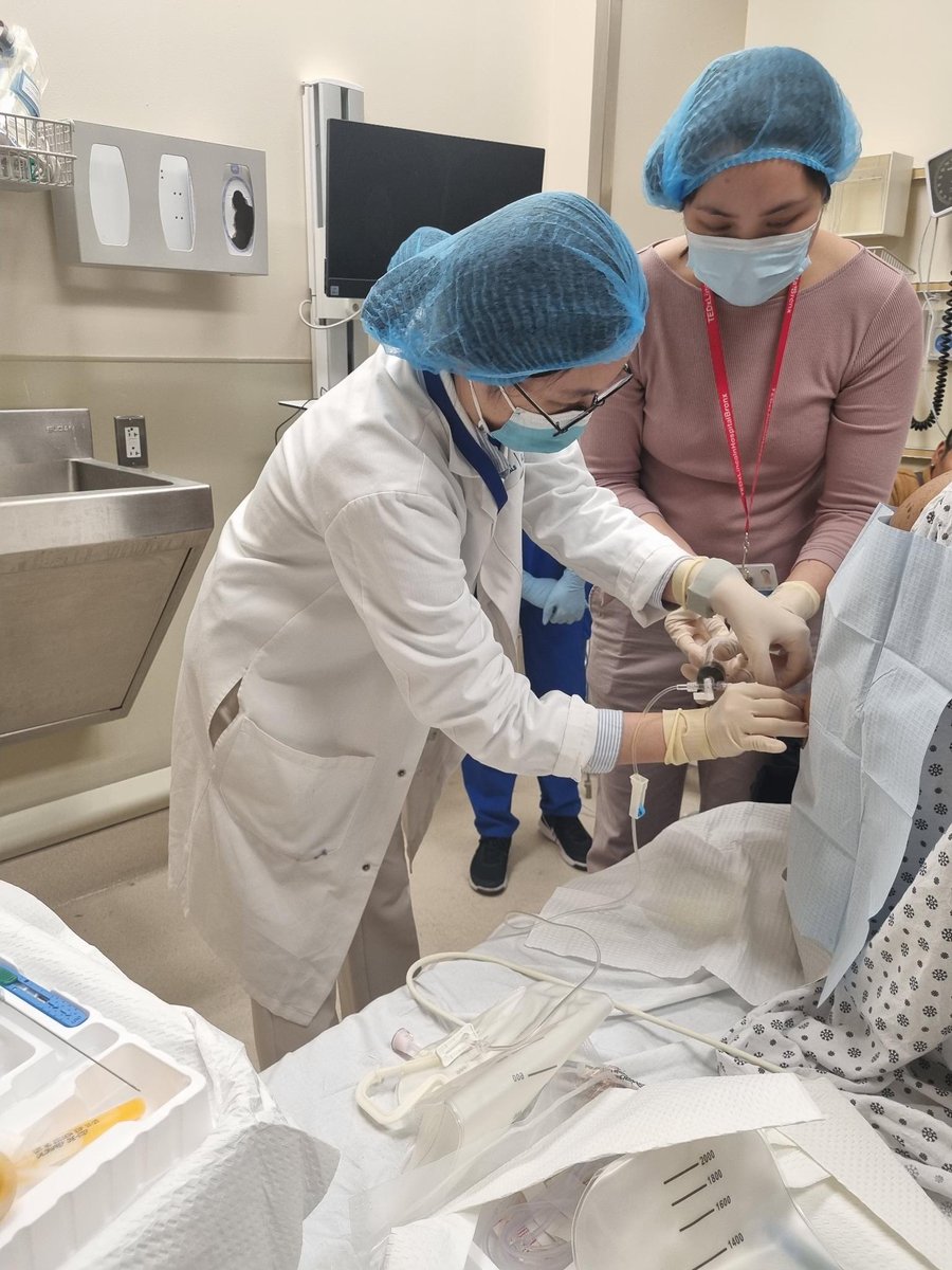 lincolndepmed's tweet image. Our PgY 1 Dr. Jiwon Park doing her first bedside thoracentesis!!! 👏👏👏

#thoracentesis
#imlincoln
