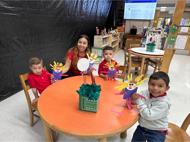 ERChapaElem's tweet image. 🍁📚 PreK/Headstart Library Fun with Mrs. Skelton! 📚🍁

Our young learners are diving into the magic of fall while exploring shapes like rectangles and circles. They&apos;re putting their creativity to work to craft adorable scarecrows! 🍂🌟 #LibraryFun #FallCreativity #Youngcrafters