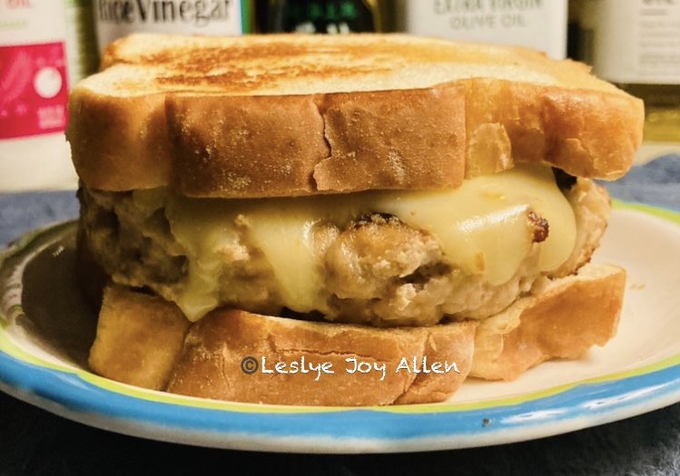 LeslyeJoyAllen's tweet photo. At 10 PM EST my #FoodFuel for @FoundNBC is a #Salad of #BabyLettuces, #BabyGreens, #YellowBellPepper, #Cucumbers, #Squash, an assortment of #CherryTomatoes; along w/a #TurkeyBurger with #PepperJackCheese on #buttered & #toasted #ArtisanBread! #DeManeDavisExecutiveProducer https://t.co/DNI3tf8A64