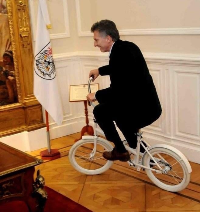 algo que siempre me voy a preguntar es que pija hacia macri andando en una bici adentro de la casa rosada