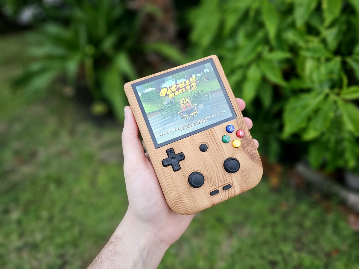 LITNXTCREATOR's tweet photo. 🎈🎈Anbernic RG405V shared by my collaborator @demeechyt 🥂🥂
📣📣You guys can subscribe his channel for the console review!
#litnxt #collab #collaboration #review #consolereview #handheld #console #videogames #litnxtcreator #anbernic #anbernicrg405v https://t.co/KkUV1J98hG