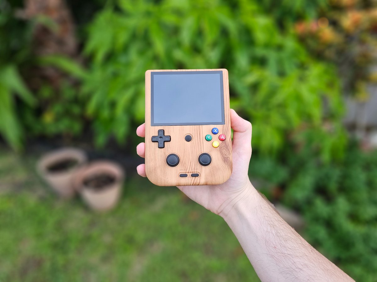 LITNXTCREATOR's tweet photo. 🎈🎈Anbernic RG405V shared by my collaborator @demeechyt 🥂🥂
📣📣You guys can subscribe his channel for the console review!
#litnxt #collab #collaboration #review #consolereview #handheld #console #videogames #litnxtcreator #anbernic #anbernicrg405v https://t.co/KkUV1J98hG