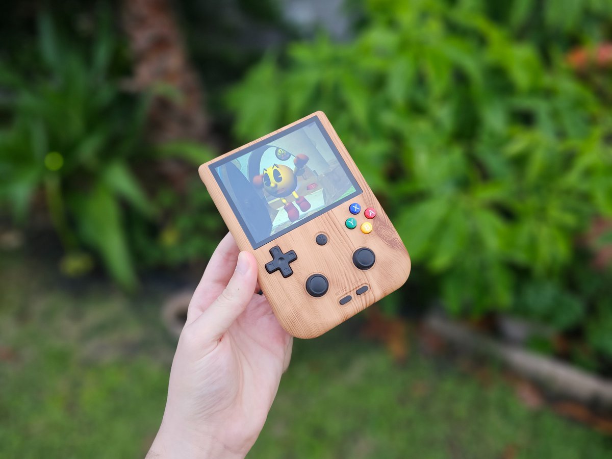 LITNXTCREATOR's tweet photo. 🎈🎈Anbernic RG405V shared by my collaborator @demeechyt 🥂🥂
📣📣You guys can subscribe his channel for the console review!
#litnxt #collab #collaboration #review #consolereview #handheld #console #videogames #litnxtcreator #anbernic #anbernicrg405v https://t.co/KkUV1J98hG