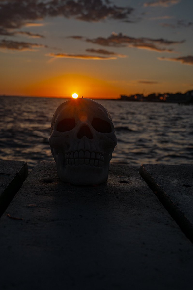 rivsauber's tweet photo. Another one 🌅💀✨
#sunset #sunsetphotography #sunsets #octobersunset #tonightsview https://t.co/ilqaot4Q2D