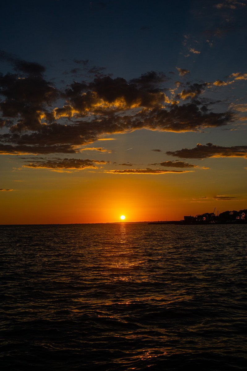 rivsauber's tweet photo. Another one 🌅💀✨
#sunset #sunsetphotography #sunsets #octobersunset #tonightsview https://t.co/ilqaot4Q2D