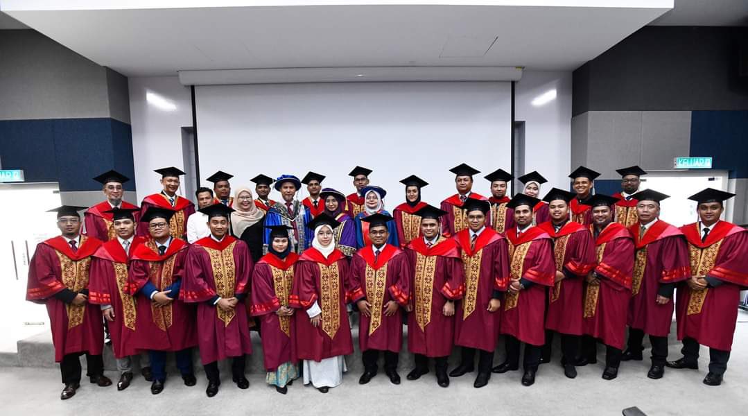umtholdings's tweet photo. Tahniah kepada semua graduan Sarjana Pentadbiran Perniagaan (MBA) Luar Kampus Putrajaya dan MBA@State yang telah diraikan dalam Majlis Konvokesyen Universiti Malaysia Terengganu kali ke-21 yang telah berlangsung dari 22-24 Oktober 2023.
#gobeyond #umt #umtj https://t.co/mJVVypj1NH