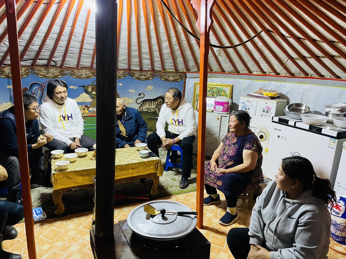 Дундговь аймгийн Гурвансайхан, Өндөршил сумдын иргэдтэй уулзаж мэдээллээ өглөө.

Уулзалт бүр маань танхим дүүрэн иргэдийн итгэл найдвар тээсэн дулаан харц, халуун дотно яриагаар үргэлжилж байгаа нь бидэнд улам бүр ажиллах эрч хүч өгч байнаа.🙏

#СумдааӨрөөсЧөлөөлье