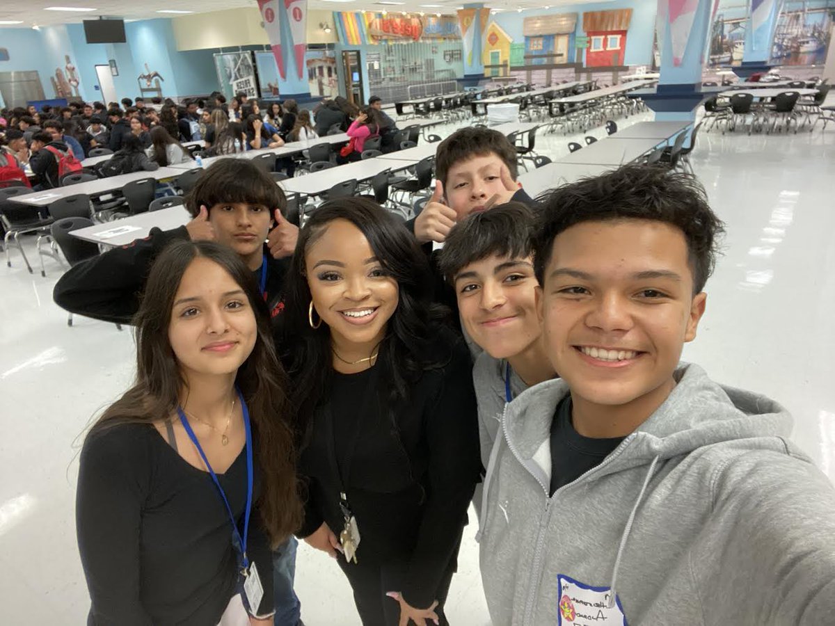 Our AVID students needed a picture with an administrator to complete their scavenger hunt. Anything for our scholars! @AliceJohnsonJrH #HornetNation