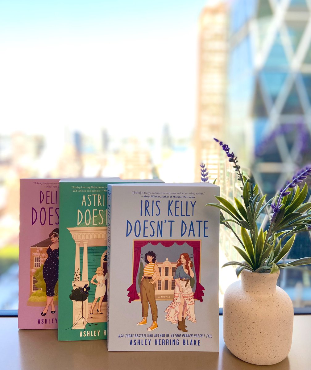 The gals are all here!!! Happiest of pub days to @ashleyhblake and her wonderful new novel, Iris Kelly Doesn’t Date! 💜💚🩵