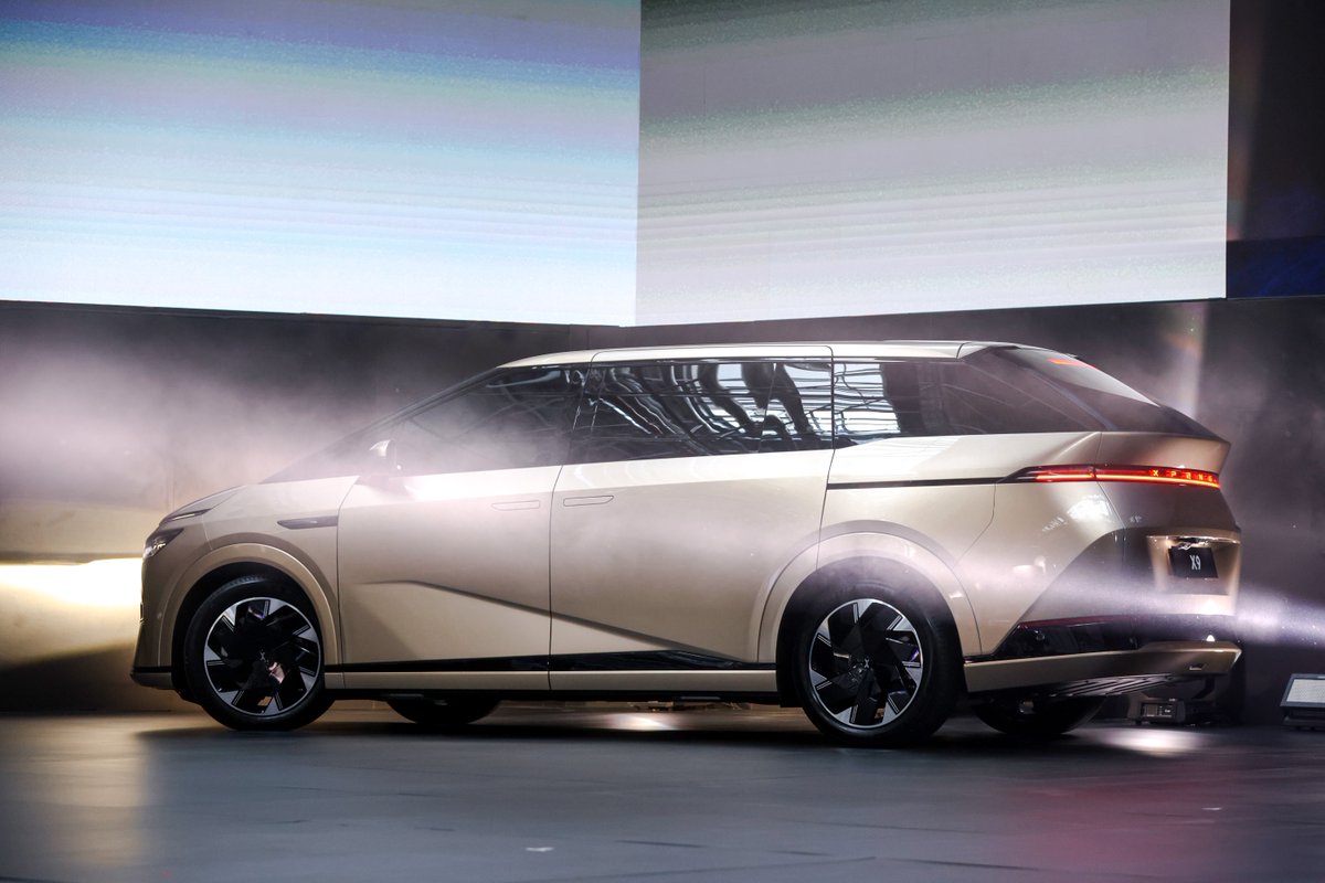 XPENG_Global's tweet photo. ADAS, smart cabin, manufacturing upgrades, and more - We can expect the integration of these Smart EV innovations in our upcoming flagship model developed under SEPA2.0 - the XPENG X9, a spacious 7-seater MPV.

Keep an eye out for further updates at Auto Guangzhou!

#XPENGTechDay https://t.co/Gt8ayouANI