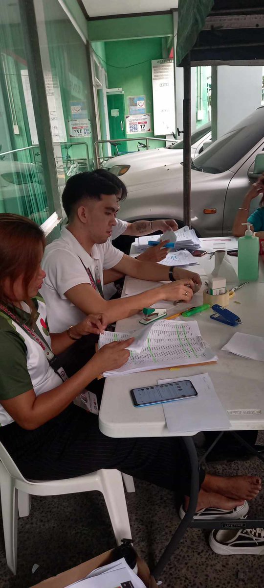 markjlc's tweet photo. LOOK: Iskolar ng Bayan sa Unang Distrito continues to operate and cater scholarship submissions in Rosario, Cavite. https://t.co/9gC5kcS1r6