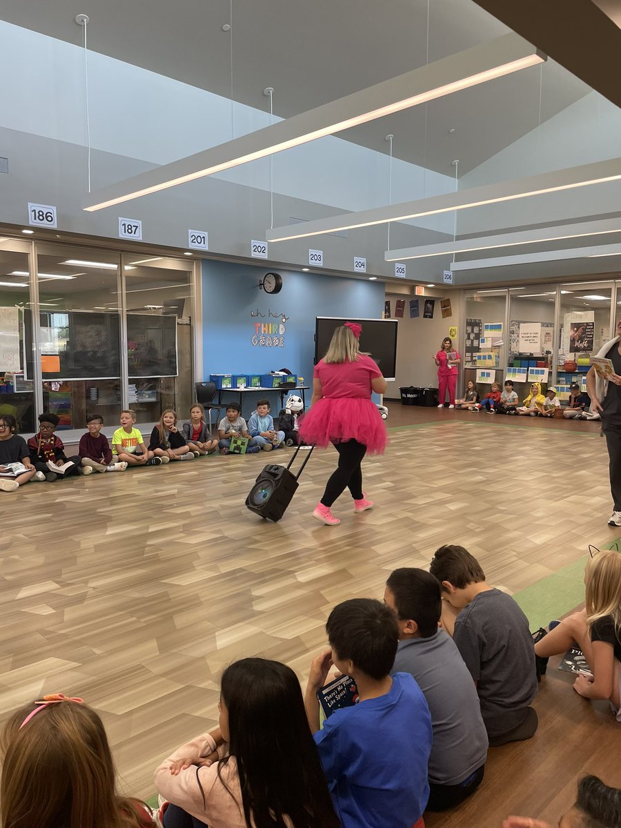 ms_andrewsb's tweet photo. @TISDGOES has good character, so we dressed as story book characters and celebrated with a parade! 📚 👏🏼 https://t.co/3NiVYKh3MD