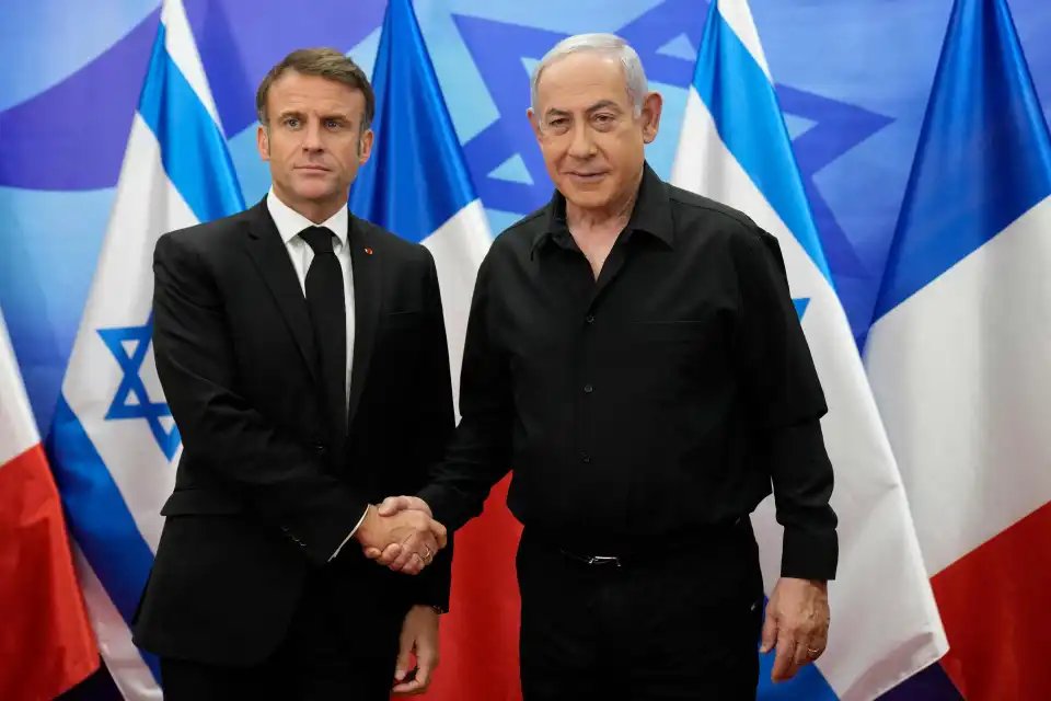 Emmanuel Macron, Batılı güçlerin İD'e yaptıkları gibi Hamas'ı da bozguna uğratmak için askeri güçlerini ortaya koymaları gerektiğini söyledi thesun.co.uk/news/24513303/…