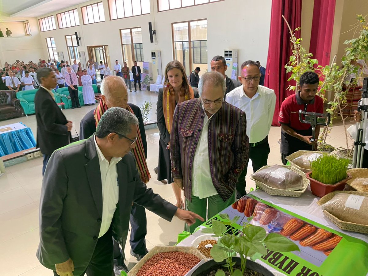 AusAmbDili's tweet photo. It was an honour for the 🇦🇺 Embassy to join the President 🇹🇱, HE José Ramos-Horta for the launch of new seed varieties and agriculture technologies through 🇦🇺’s #TOMAK program and #ACIAR funding to Ai-Com which is led by Ministry of Agriculture, Livestock, Fisheries and Forestry. https://t.co/CVdERH7sBI