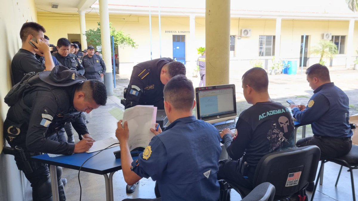 Como parte de la #TransformaciónPolicial, autoridades de la Subdirección General de Apoyo y Logística de la <a href="/PNCdeGuatemala/">PNC de Guatemala</a> y el #Mingob, entregaron 300 chalecos antibalas para el uso de agentes de las comisarías de #Escuintla.