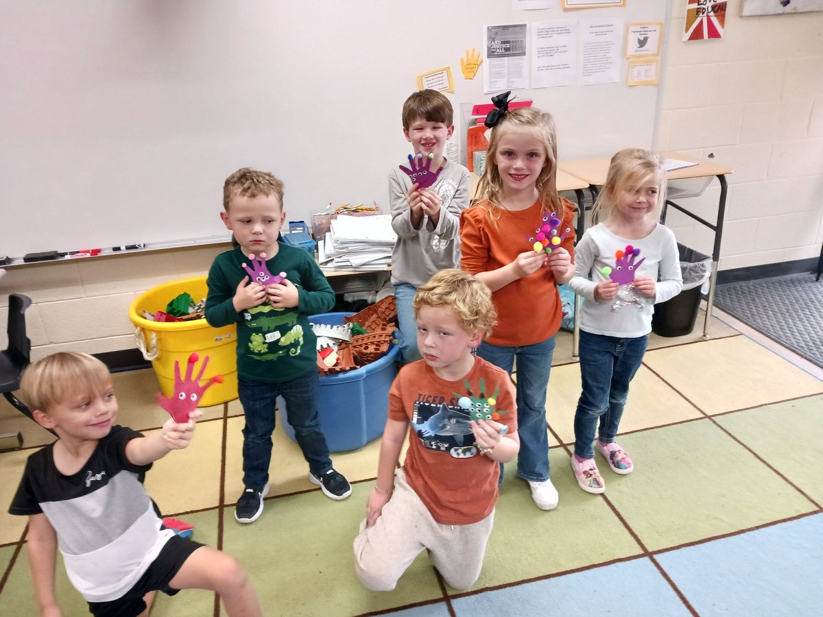 fmteducare's tweet photo. The Middles & Littles made handprint monsters #ROAR #WeMadeThis 🖍✂️ #SpookyCrafts #ThanksMsBailey #ThePhotoIsPartOfTheProcess https://t.co/tHHZd6sYZQ