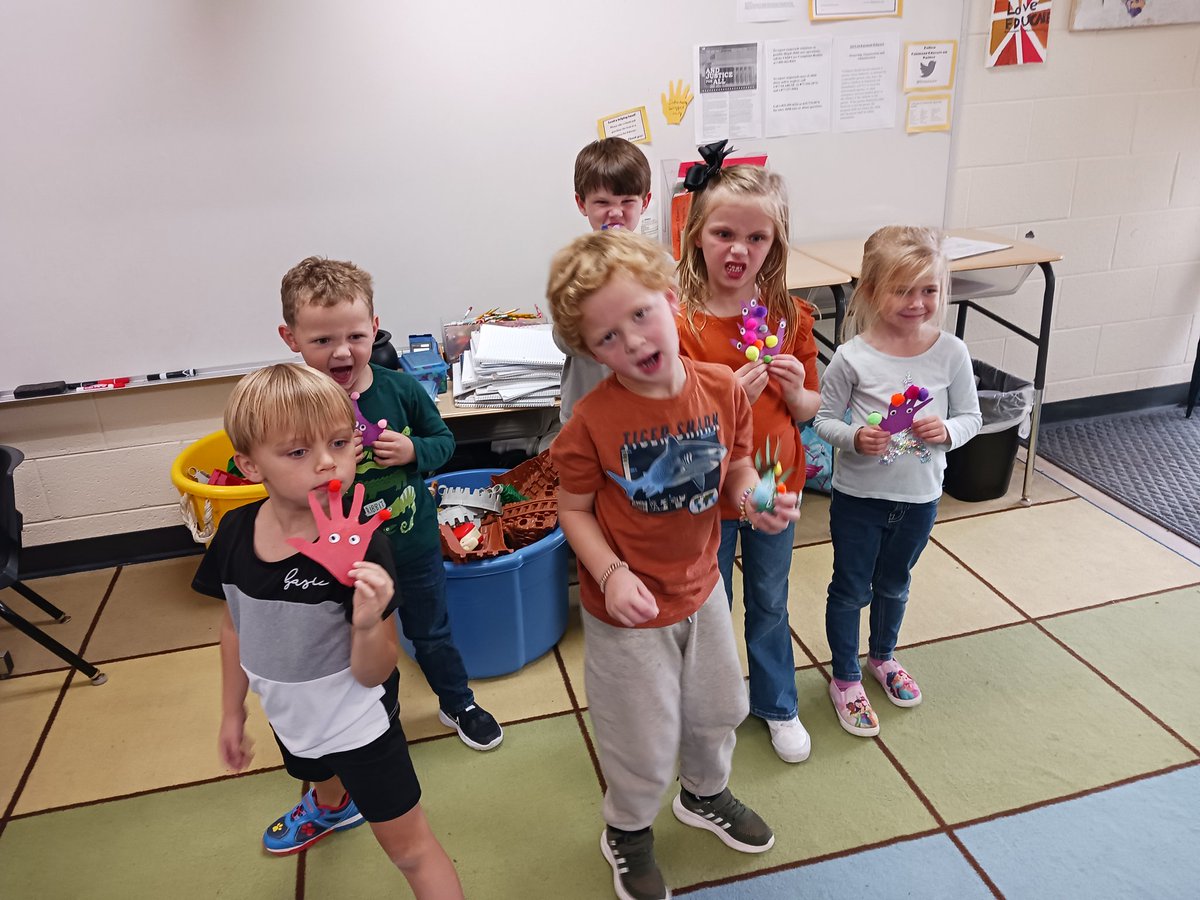 fmteducare's tweet photo. The Middles & Littles made handprint monsters #ROAR #WeMadeThis 🖍✂️ #SpookyCrafts #ThanksMsBailey #ThePhotoIsPartOfTheProcess https://t.co/tHHZd6sYZQ