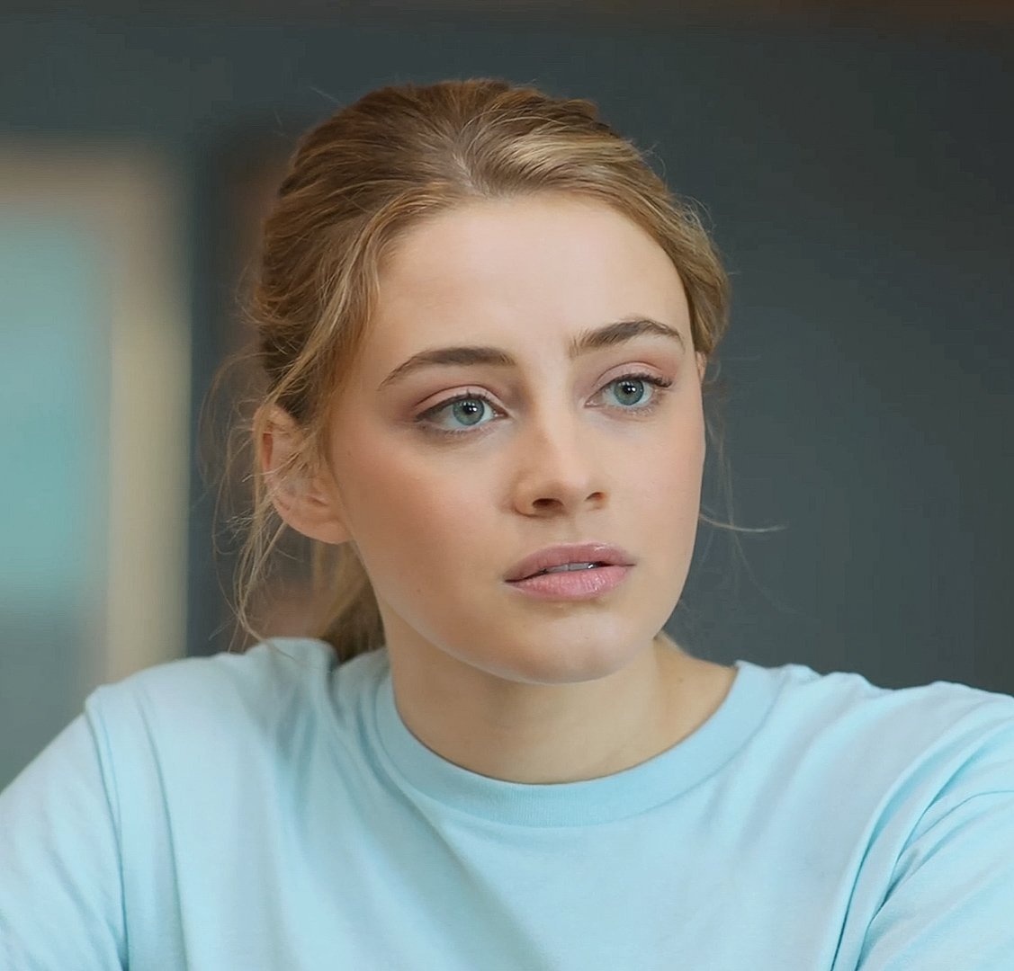 favsfaulkner's tweet photo. o tanto que a josephine ficou linda nesse filme!!! 😭❤️‍🩹 https://t.co/oFbBYyQiUQ
