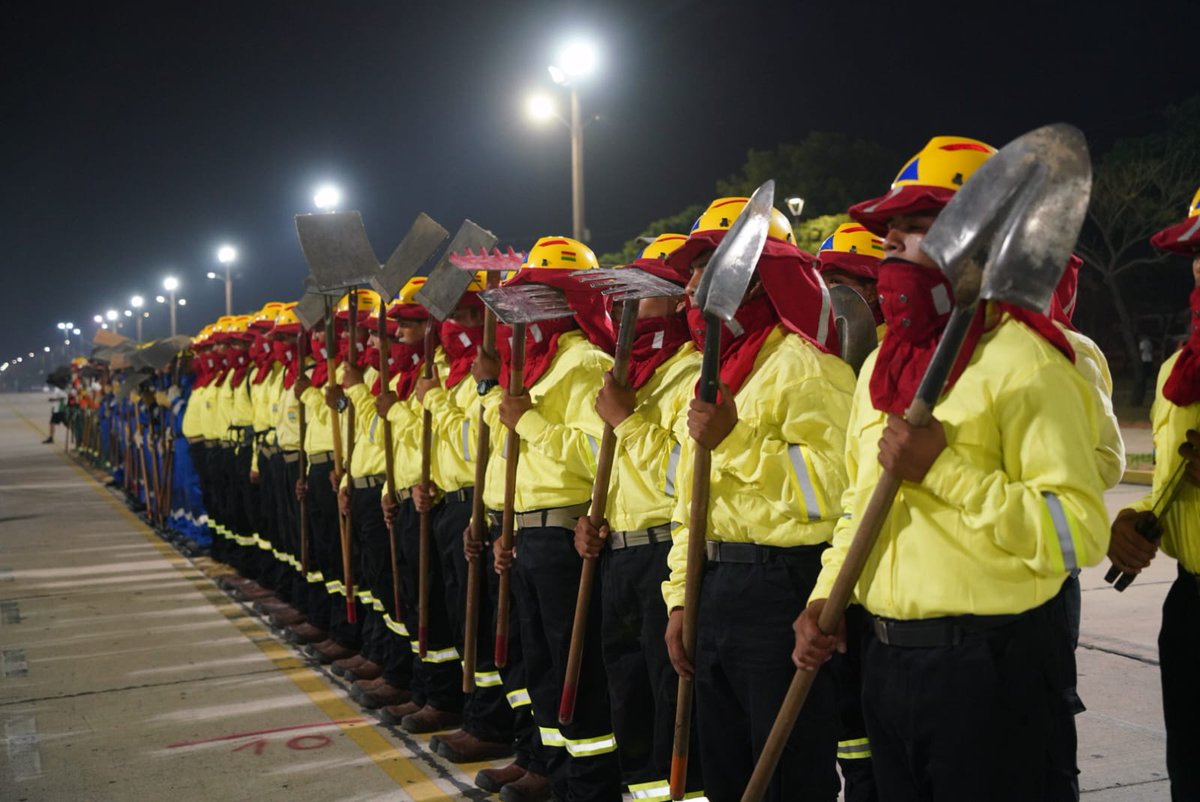 EDelCastilloDC's tweet photo. Junto a varios ministros y viceministros, el alcalde de #SantaCruz, Jhonny Fernández, empresarios privados y otras autoridades civiles y uniformadas lanzamos el Plan Nacional de Servicios Contra Incendios para resguardar a nuestra Madre Tierra y población:https://t.co/jZHsA9f7Ny https://t.co/Oxacs3OHO3