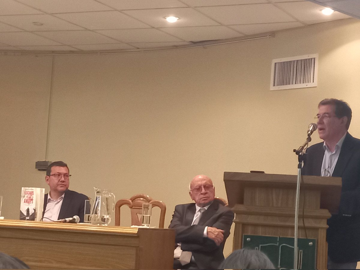 MnicaMontserrat's tweet photo. Presentación del libro Escape a los Andes de @BrockmannRobert y @RaulPenaranda1 en @ABNB_FCBCB #SucreEnLaNoticia https://t.co/mTugMBIun4
