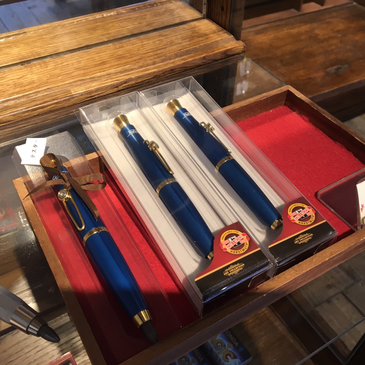 cepro_shop's tweet photo. 快晴です。
本日25日は、15時、午後3時までの営業となります。
メカニカルホルダーの5.6mm替え芯m（黒は売り切れ）
ハリネズミも50%OFFのさらに50%OFFです。 https://t.co/kFIi7fnjT4